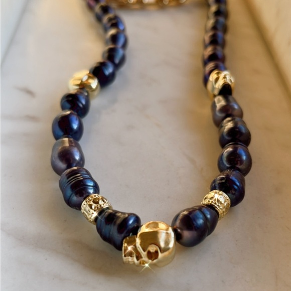 Pearls and gold skulls necklace - Picture 2 of 3